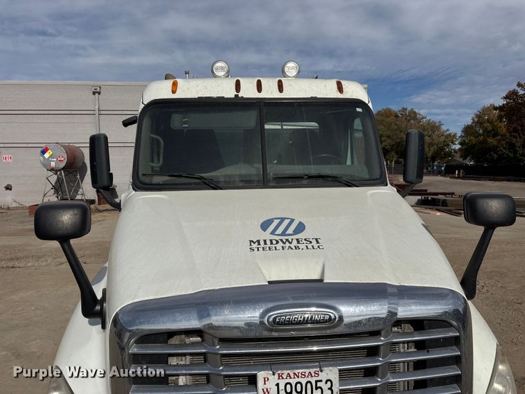 image for item NA9892 2013 Freightliner Cascadia 125 semi truck