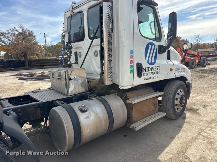 image for item NA9892 2013 Freightliner Cascadia 125 semi truck