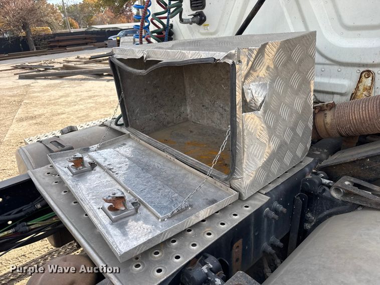 image for item NA9892 2013 Freightliner Cascadia 125 semi truck