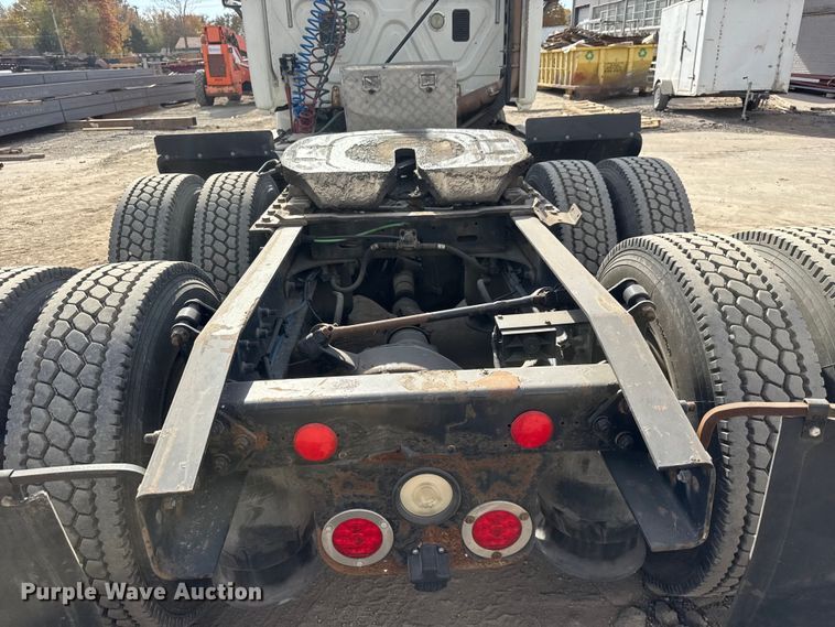 image for item NA9892 2013 Freightliner Cascadia 125 semi truck