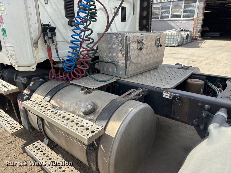 image for item NA9892 2013 Freightliner Cascadia 125 semi truck