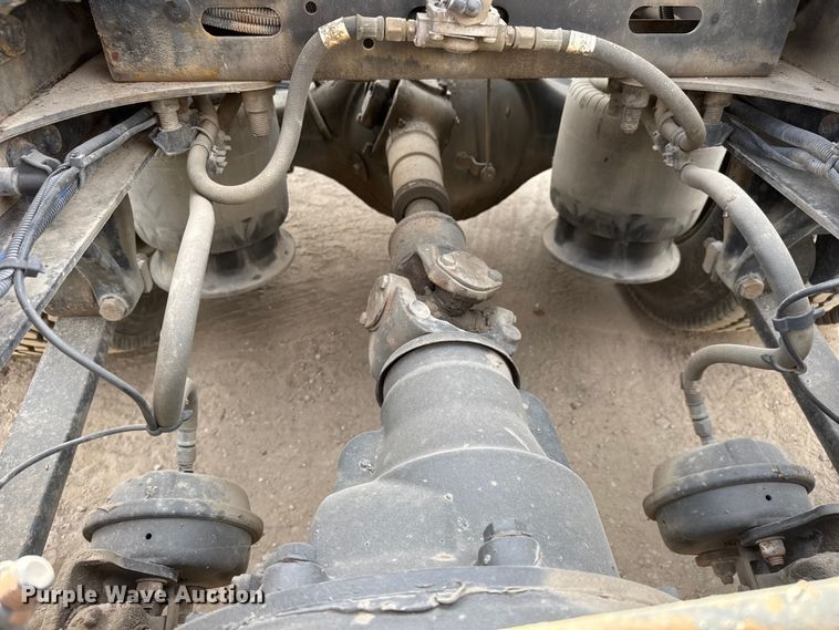 image for item NA9892 2013 Freightliner Cascadia 125 semi truck