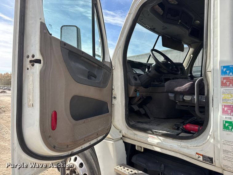 image for item NA9892 2013 Freightliner Cascadia 125 semi truck