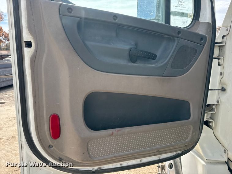 image for item NA9892 2013 Freightliner Cascadia 125 semi truck