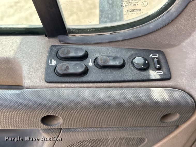 image for item NA9892 2013 Freightliner Cascadia 125 semi truck