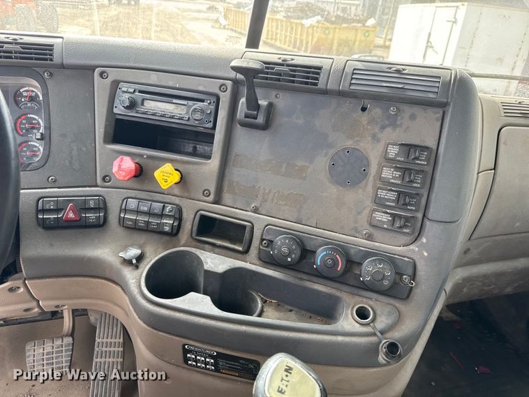 image for item NA9892 2013 Freightliner Cascadia 125 semi truck