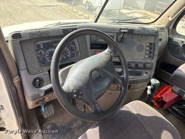 image for item NA9892 2013 Freightliner Cascadia 125 semi truck