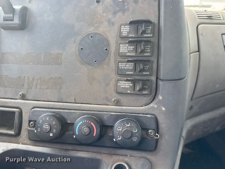 image for item NA9892 2013 Freightliner Cascadia 125 semi truck