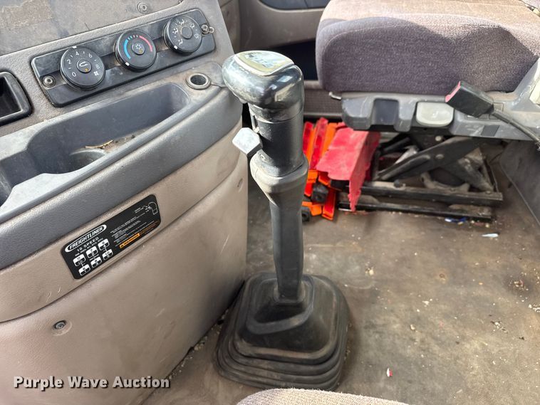 image for item NA9892 2013 Freightliner Cascadia 125 semi truck