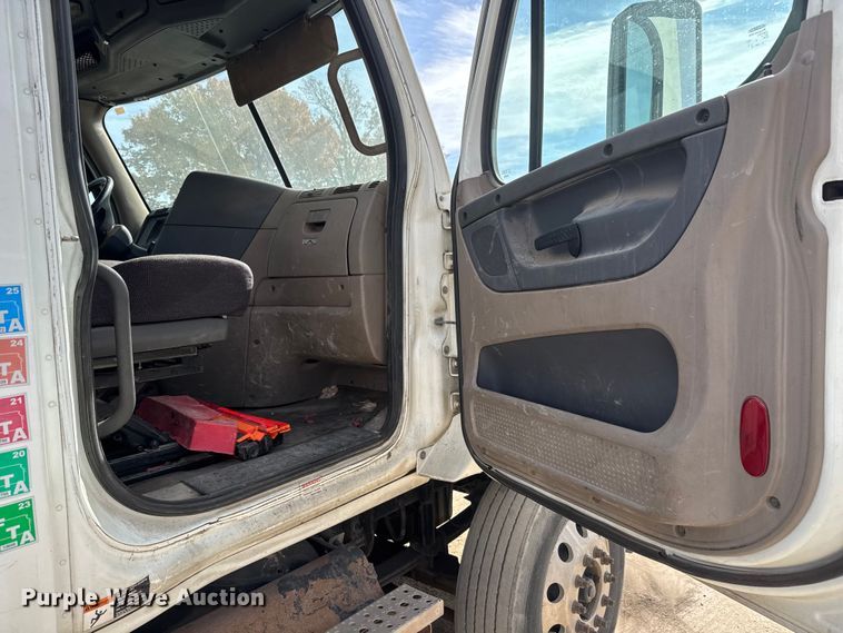 image for item NA9892 2013 Freightliner Cascadia 125 semi truck