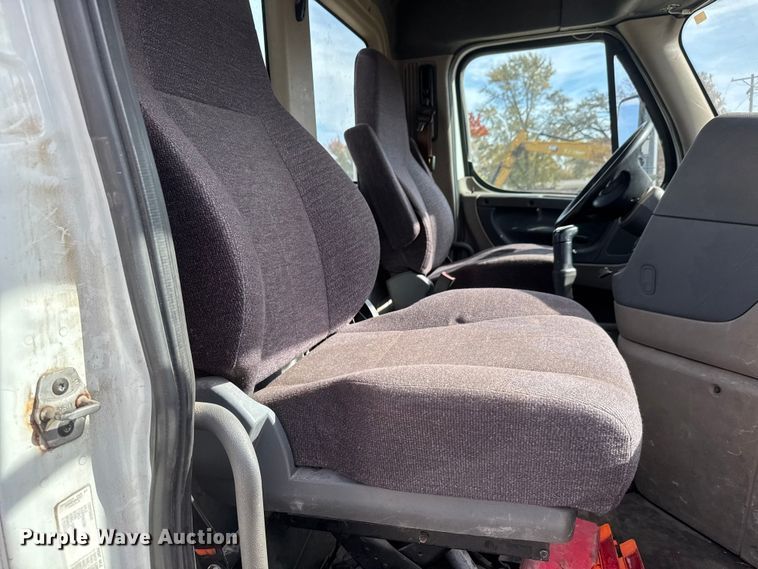 image for item NA9892 2013 Freightliner Cascadia 125 semi truck