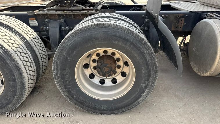 image for item NA9892 2013 Freightliner Cascadia 125 semi truck