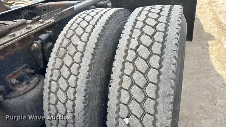 image for item NA9892 2013 Freightliner Cascadia 125 semi truck