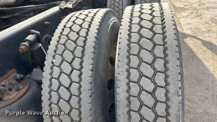 image for item NA9892 2013 Freightliner Cascadia 125 semi truck