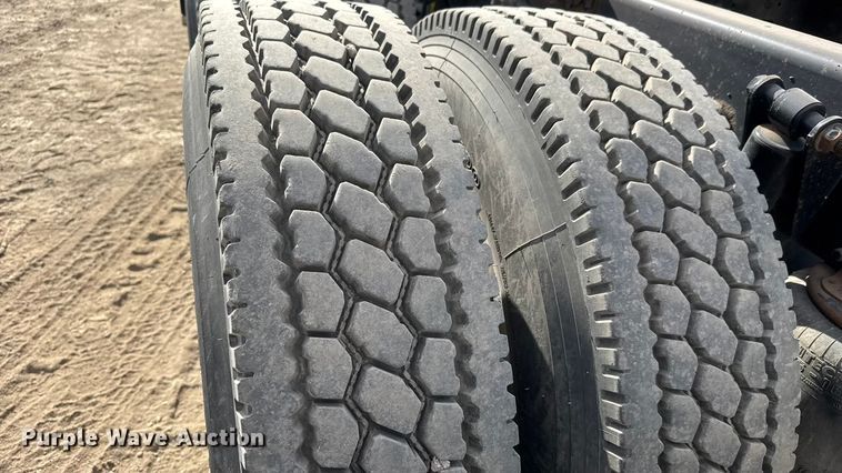 image for item NA9892 2013 Freightliner Cascadia 125 semi truck