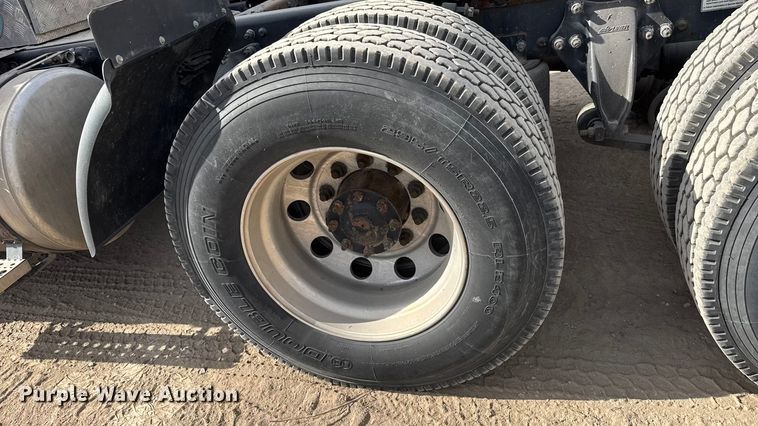 image for item NA9892 2013 Freightliner Cascadia 125 semi truck