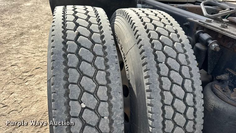 image for item NA9892 2013 Freightliner Cascadia 125 semi truck