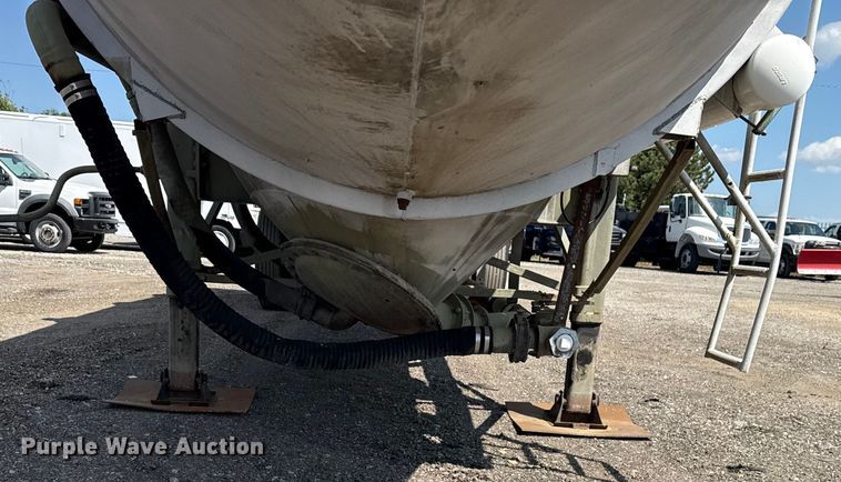 image for item NU9551 1965 Trail Master pneumatic dry bulk trailer