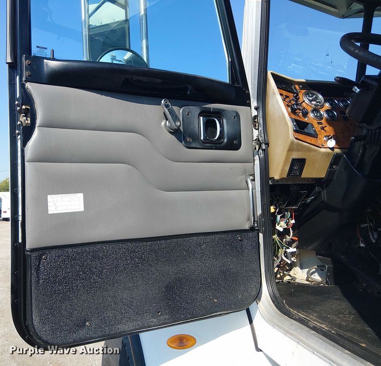 image for item NU9728 2008 Peterbilt 340 flatbed truck