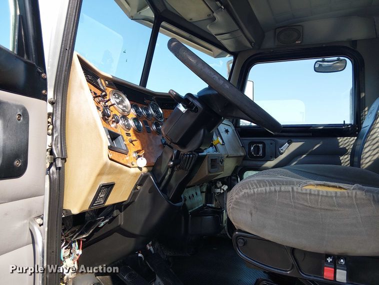 image for item NU9728 2008 Peterbilt 340 flatbed truck