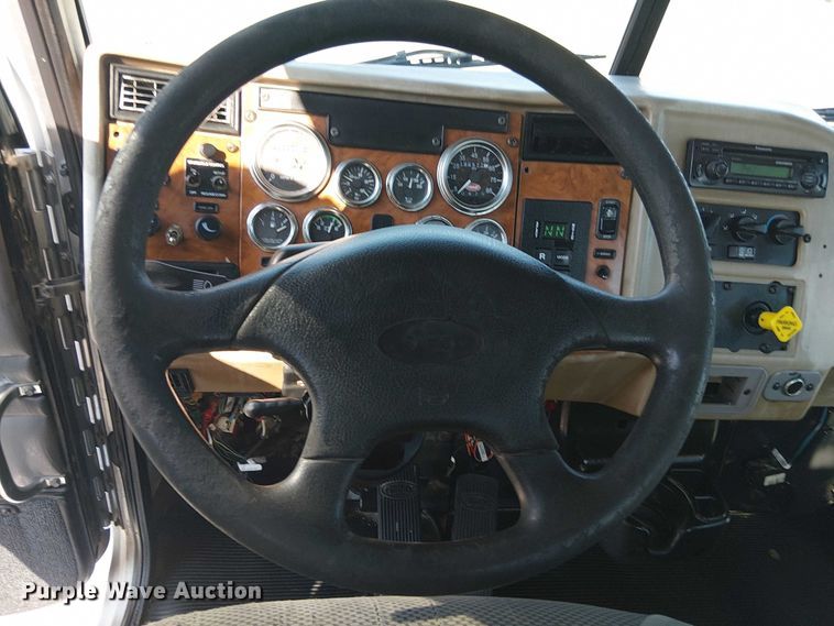 image for item NU9728 2008 Peterbilt 340 flatbed truck