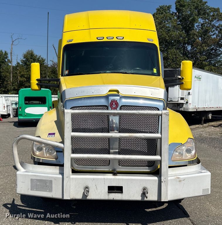 image for item YA0724 2015 Kenworth T680 semi truck