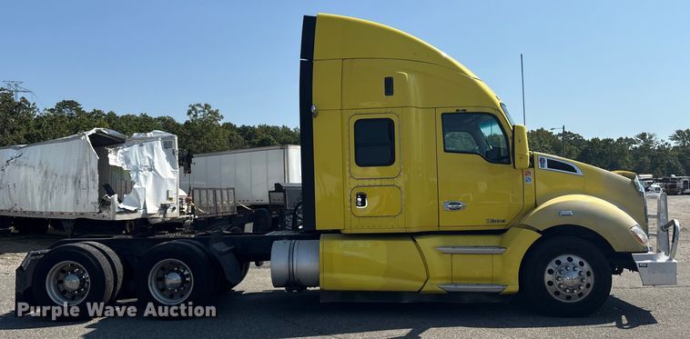 image for item YA0724 2015 Kenworth T680 semi truck