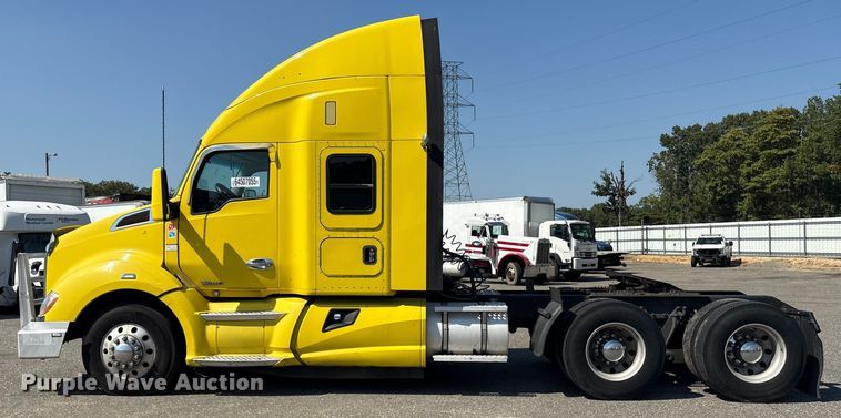 image for item YA0724 2015 Kenworth T680 semi truck