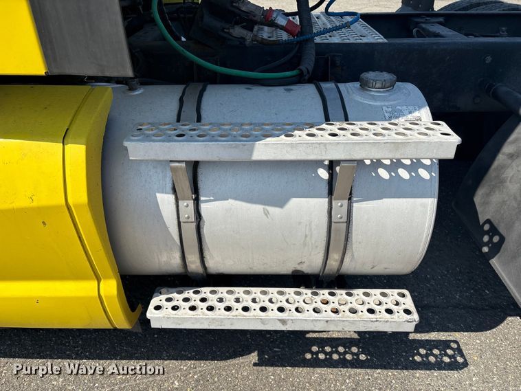 image for item YA0724 2015 Kenworth T680 semi truck