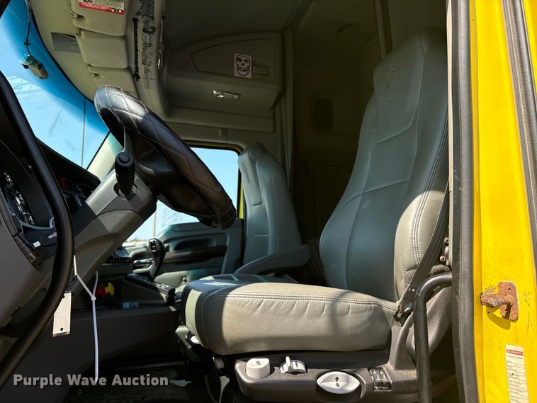 image for item YA0724 2015 Kenworth T680 semi truck