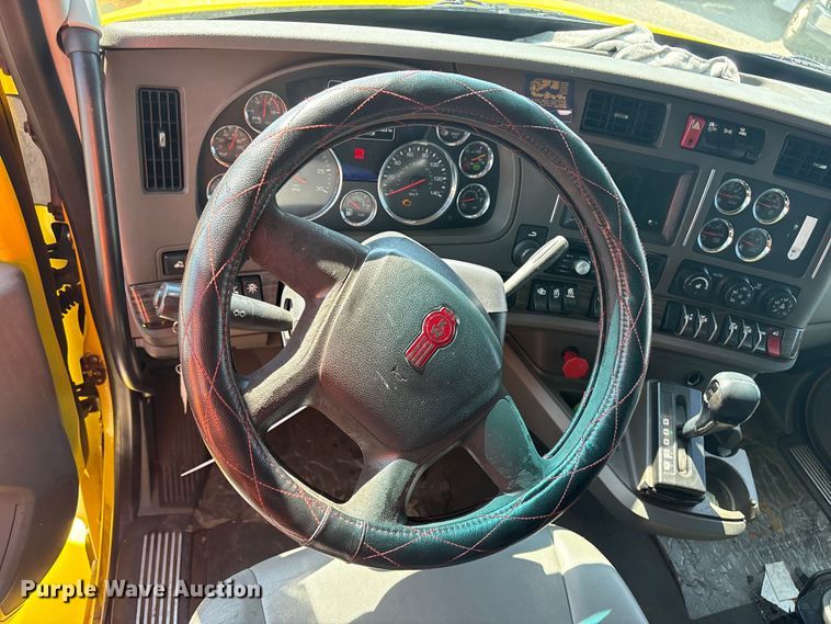 image for item YA0724 2015 Kenworth T680 semi truck