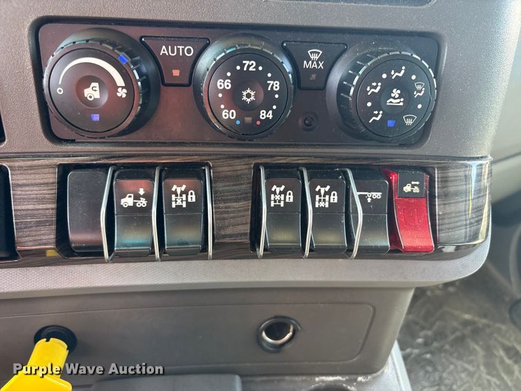 image for item YA0724 2015 Kenworth T680 semi truck