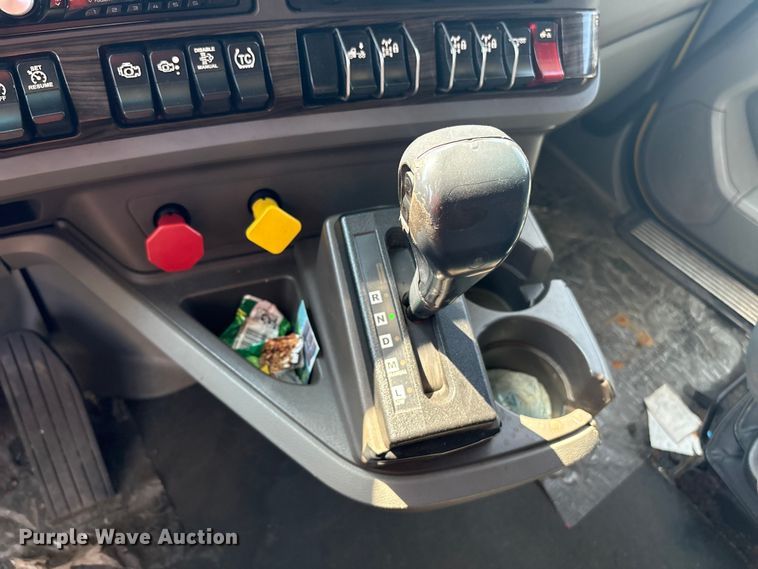 image for item YA0724 2015 Kenworth T680 semi truck