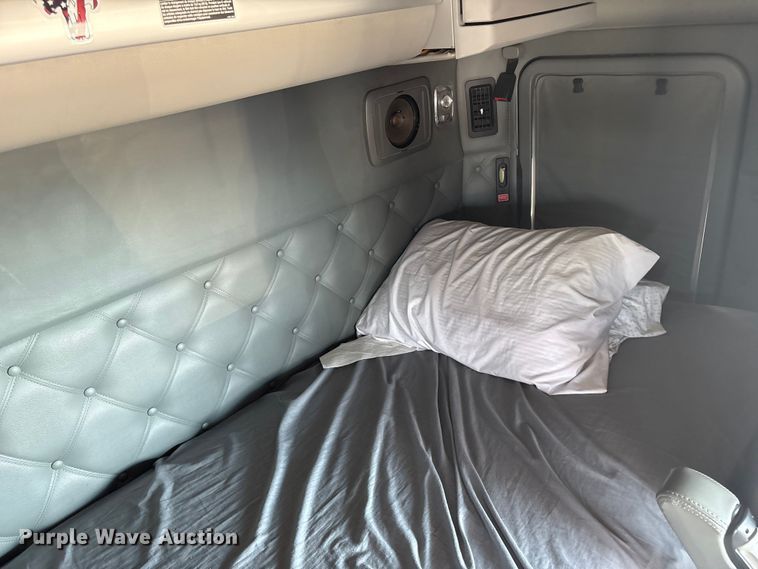 image for item YA0724 2015 Kenworth T680 semi truck