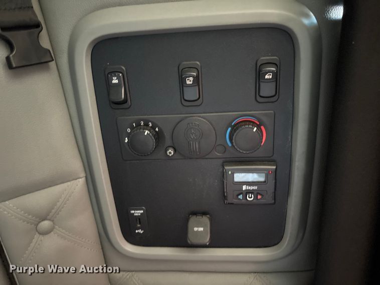 image for item YA0724 2015 Kenworth T680 semi truck