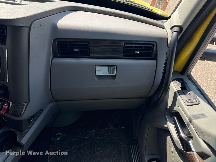 image for item YA0724 2015 Kenworth T680 semi truck