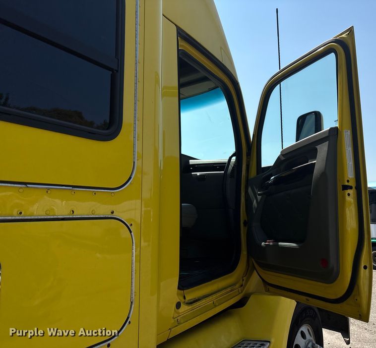 image for item YA0724 2015 Kenworth T680 semi truck