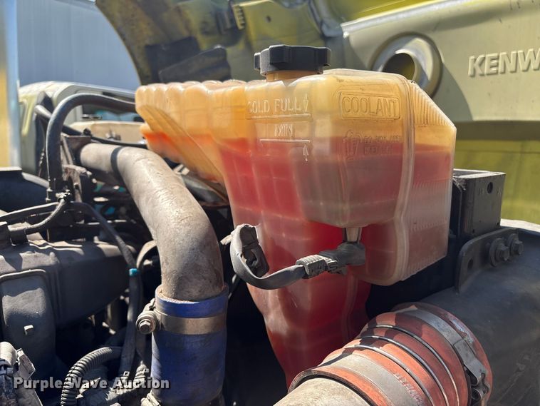 image for item YA0724 2015 Kenworth T680 semi truck