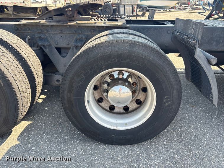 image for item YA0724 2015 Kenworth T680 semi truck