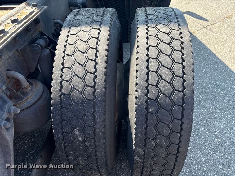 image for item YA0724 2015 Kenworth T680 semi truck