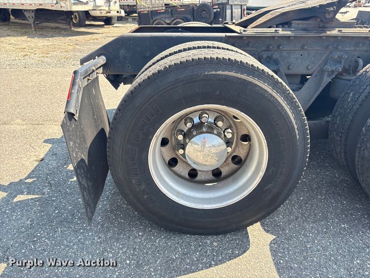 image for item YA0724 2015 Kenworth T680 semi truck