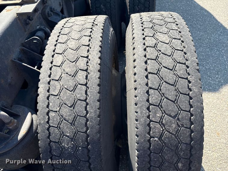 image for item YA0724 2015 Kenworth T680 semi truck