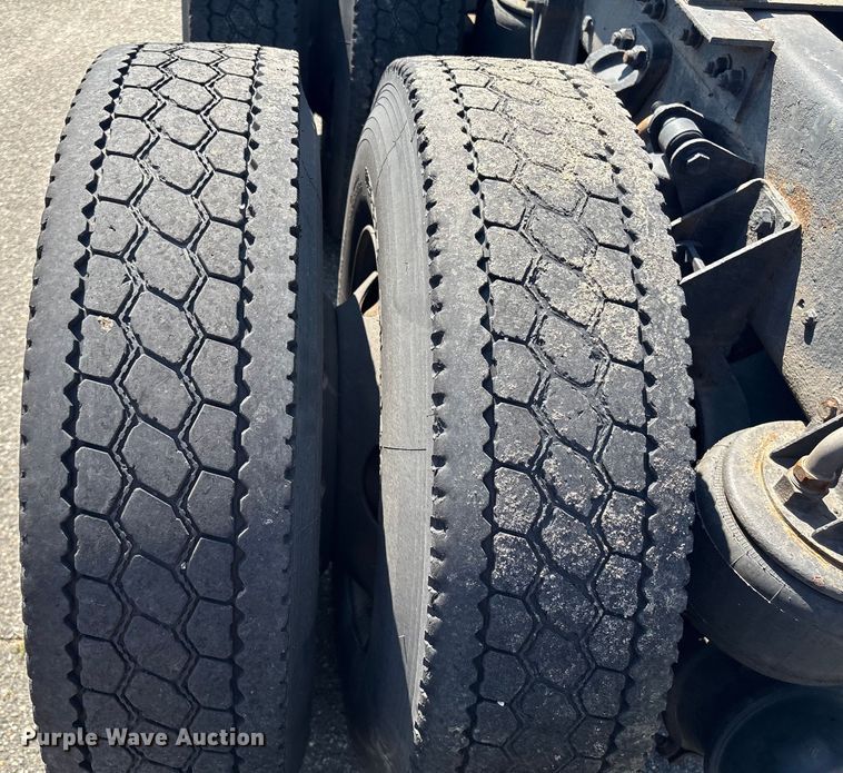 image for item YA0724 2015 Kenworth T680 semi truck