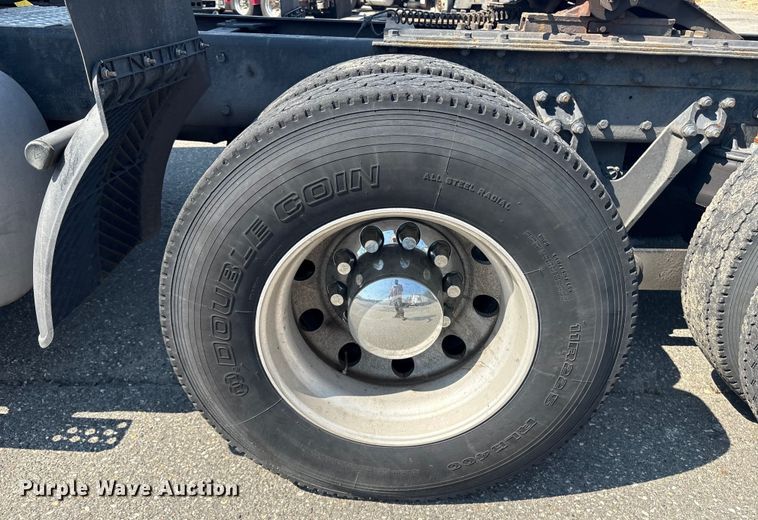 image for item YA0724 2015 Kenworth T680 semi truck