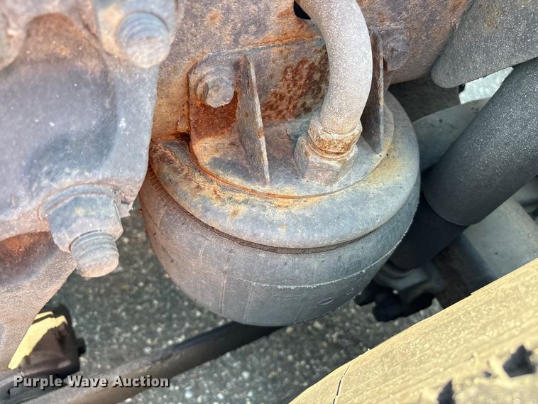 image for item YA0724 2015 Kenworth T680 semi truck