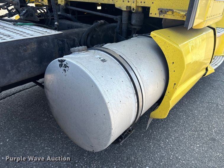 image for item YA0724 2015 Kenworth T680 semi truck