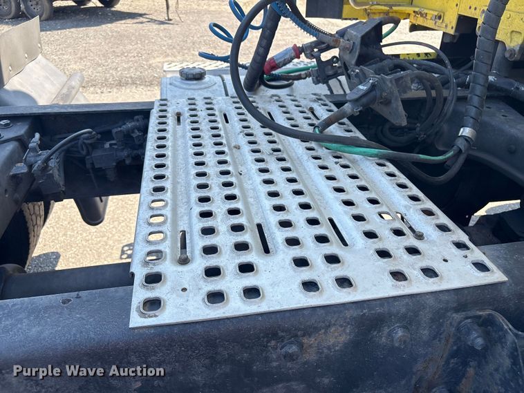 image for item YA0724 2015 Kenworth T680 semi truck