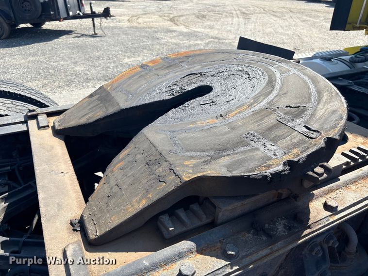 image for item YA0724 2015 Kenworth T680 semi truck