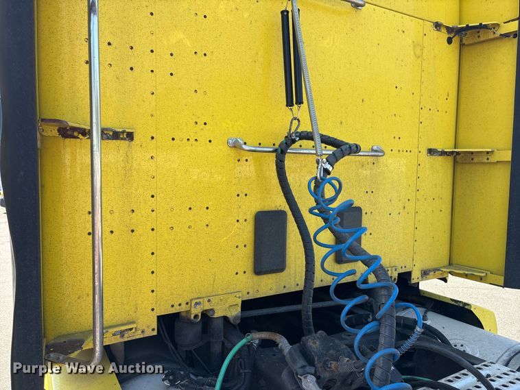 image for item YA0724 2015 Kenworth T680 semi truck