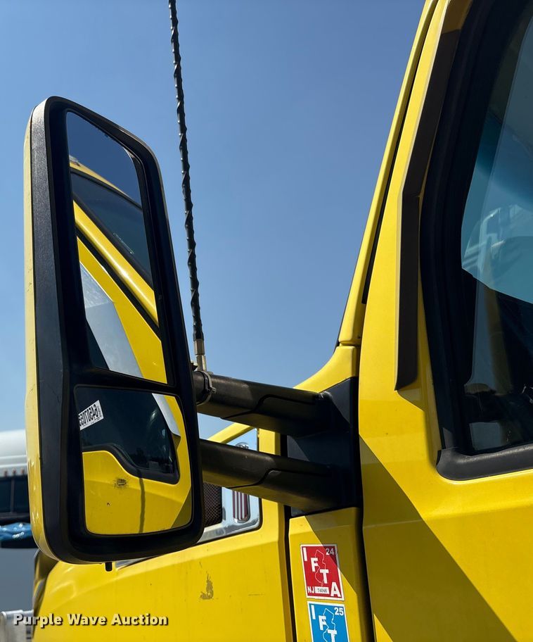 image for item YA0724 2015 Kenworth T680 semi truck